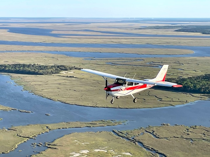 high-tide-aviation-tours-st-simons-island-plane-flying-over-marsh